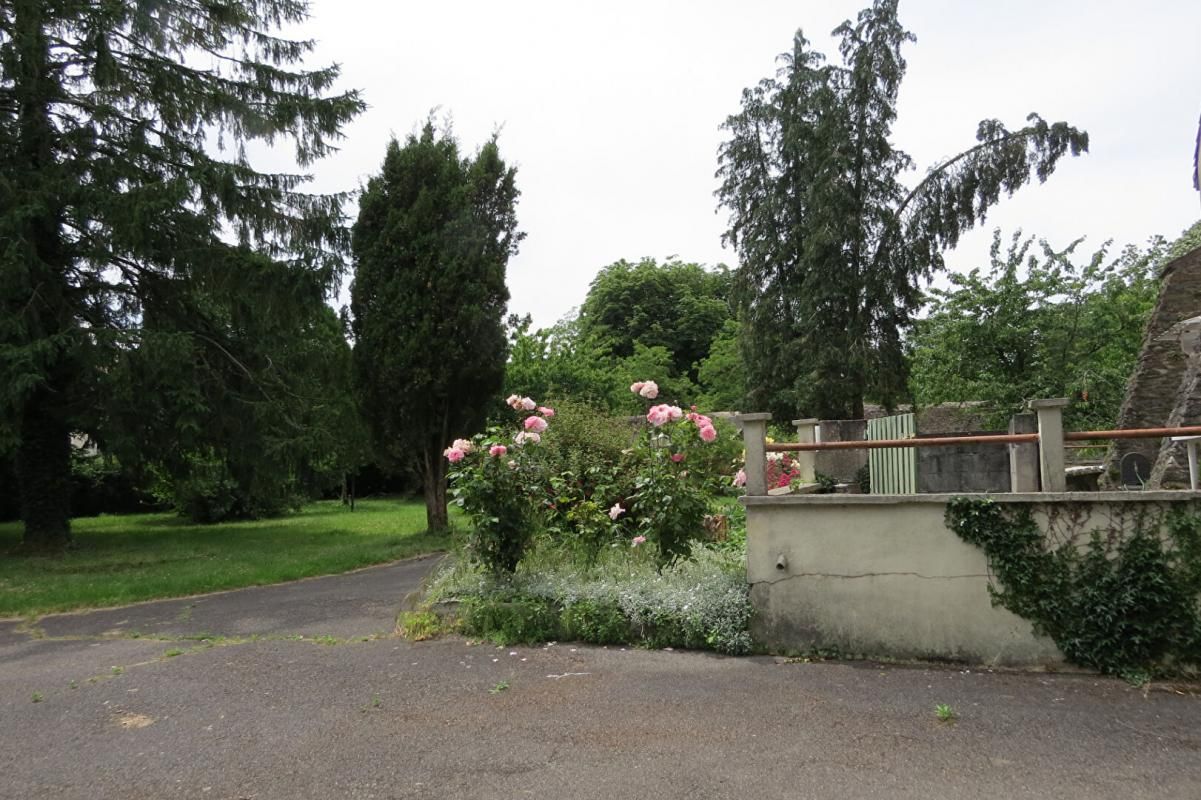 Maison ancienne aux volumes généreux et jardin clos