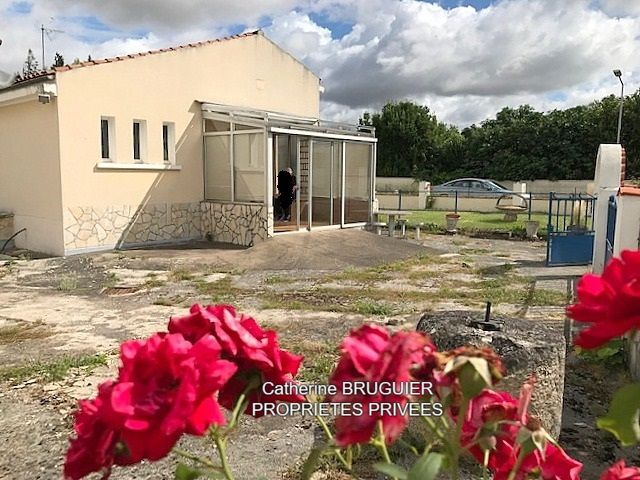 Maison de plain pied 74 m2 avec dépendances et jardin clos