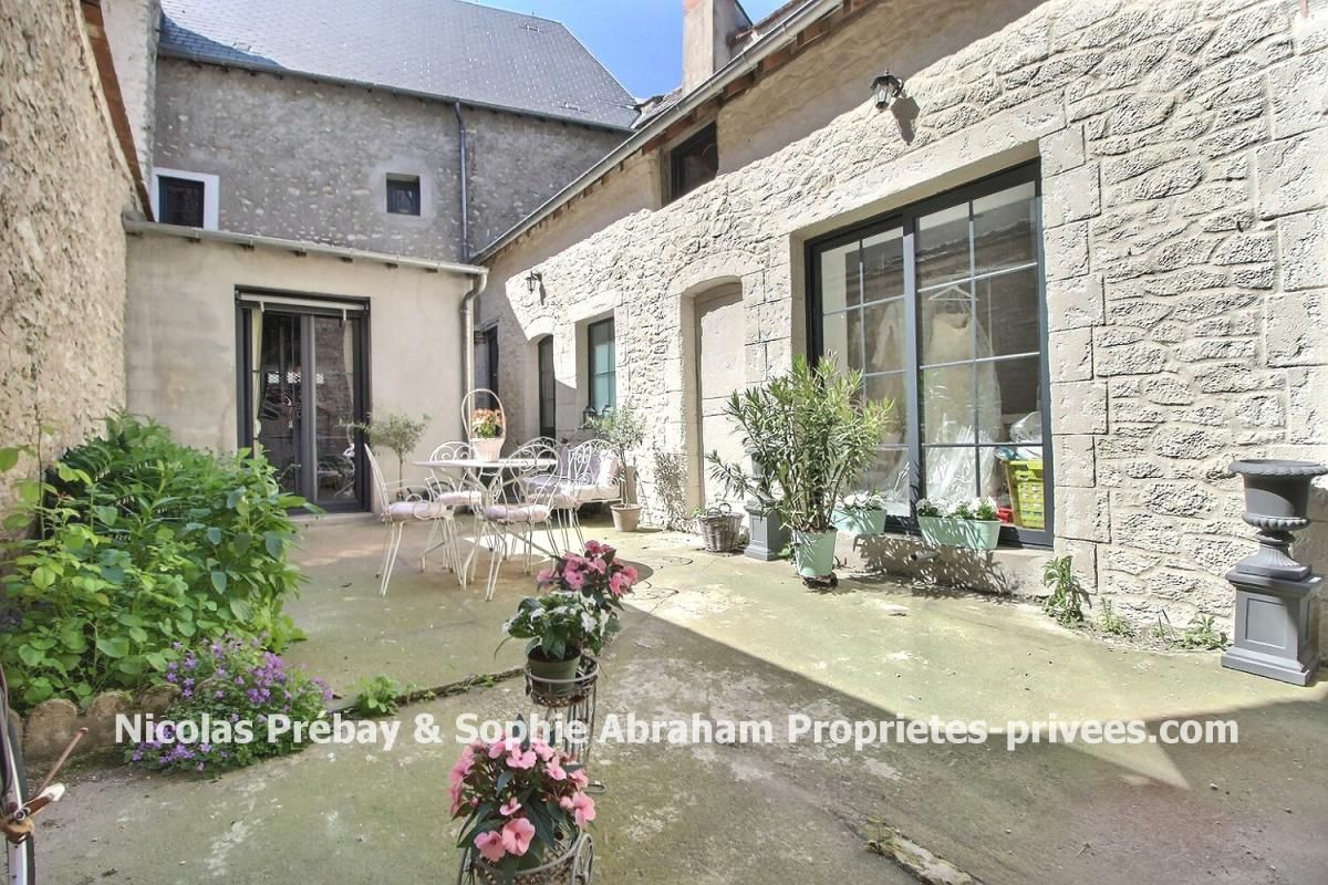 Maison rénovée de 5 pièces avec garage, dépendance et cour