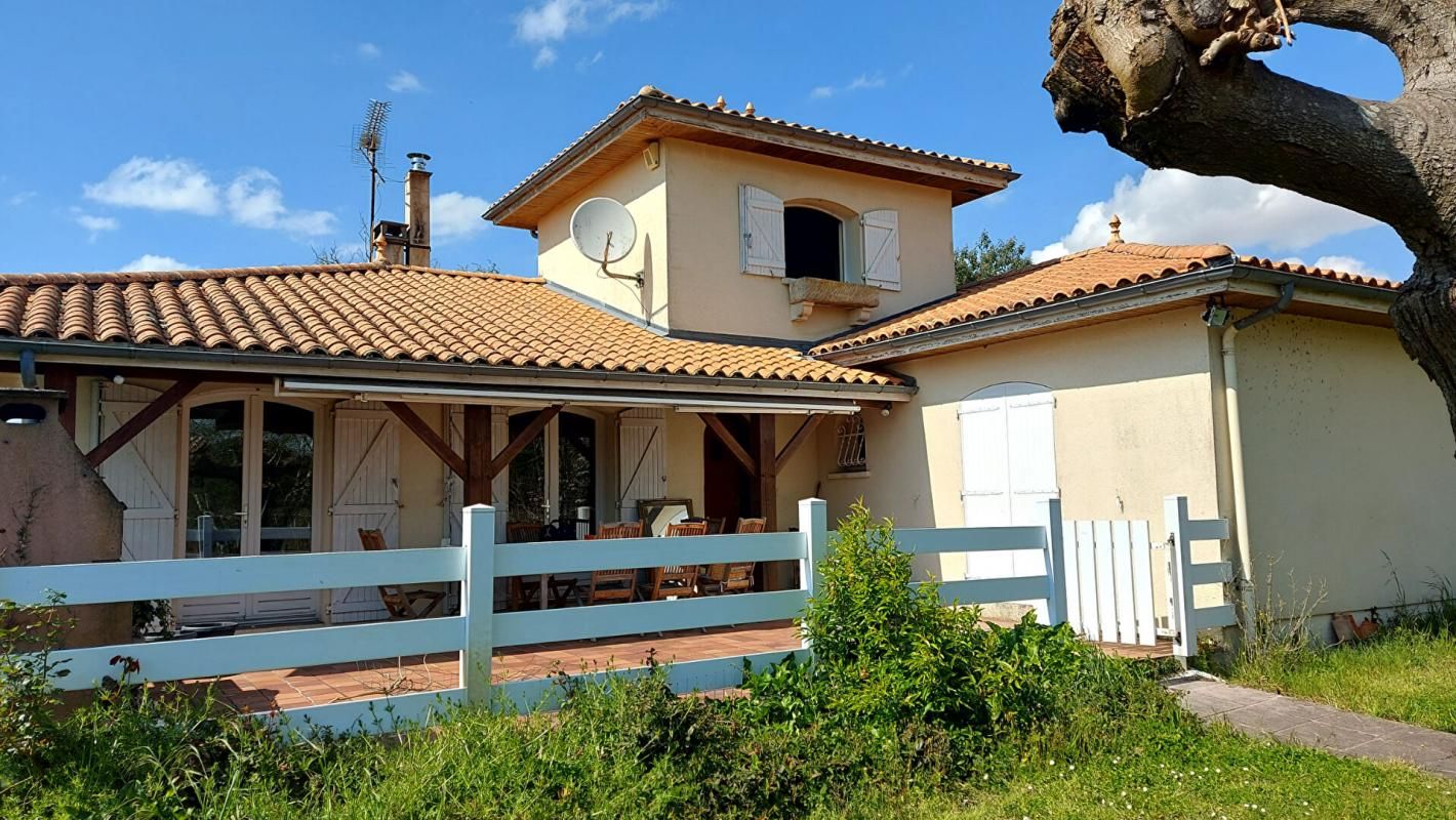 grande maison familiale dans un petit village du Médoc Valeyrac en bordure d 'estuaire