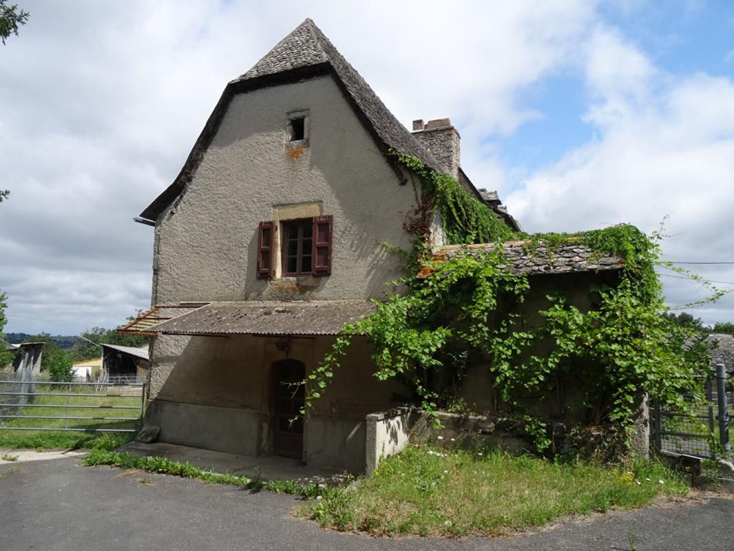 SENERGUES Secteur Sénergues -Corps de ferme  avec maison + 3 bâtiments agricoles + terrain de 6 409 m² 1