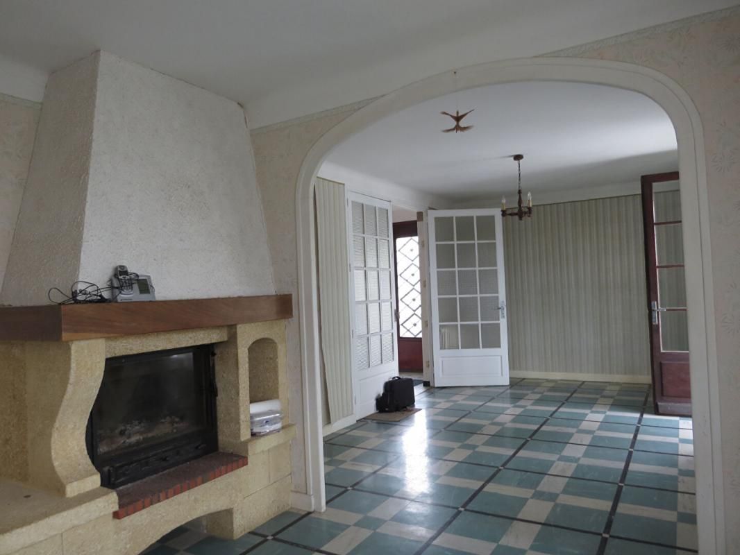 Maison sur sous-sol avec beau terrain arboré