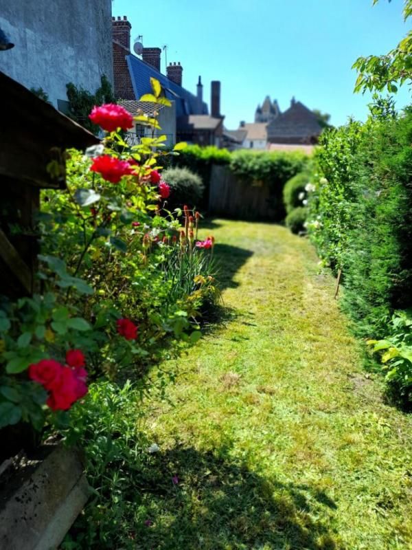 MAISON DE VILLE avec  JARDIN