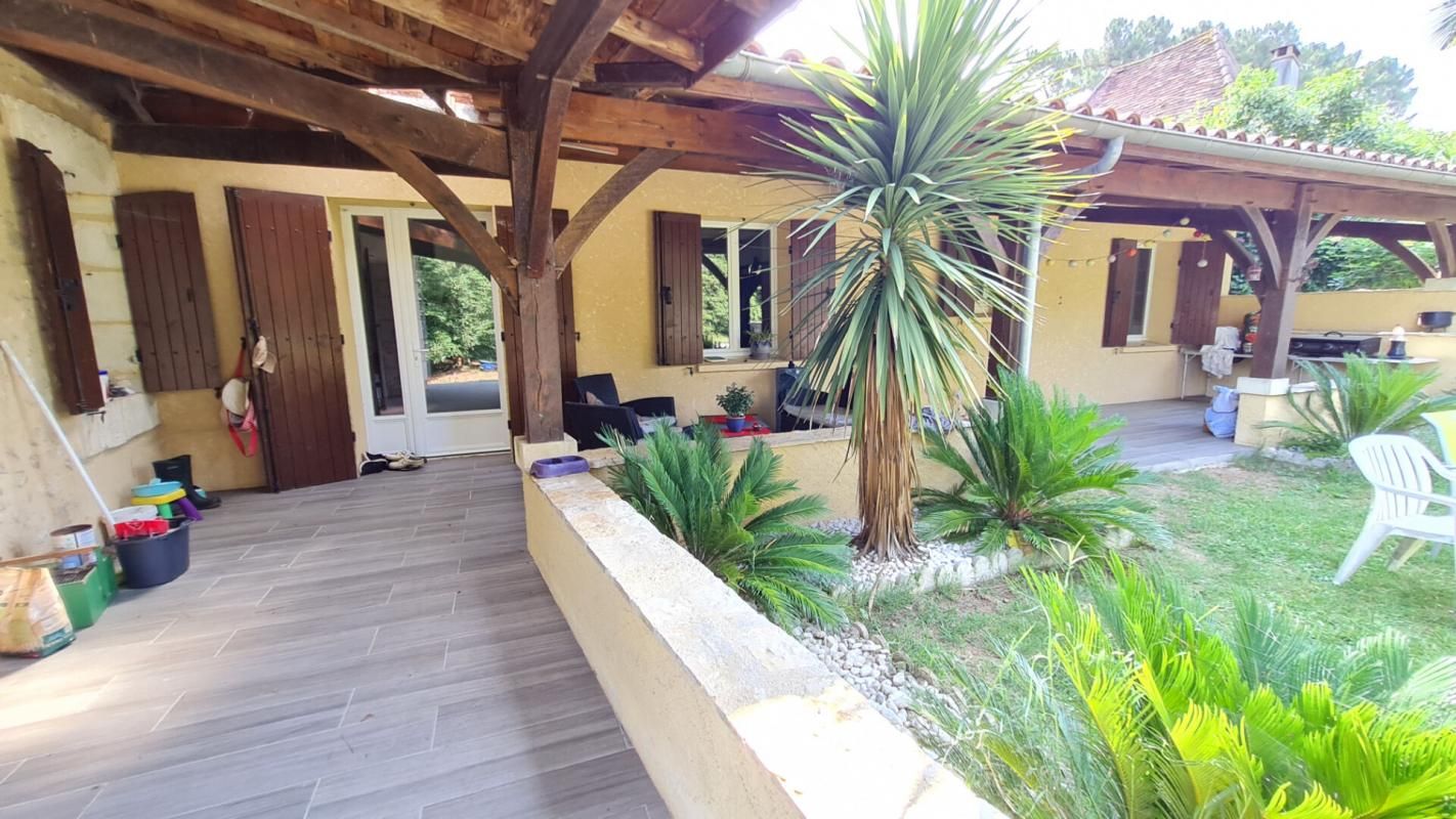Mussidan Maison de hameau en pierres 7 pièces  140 m2 environ  6ha pré bois étang
