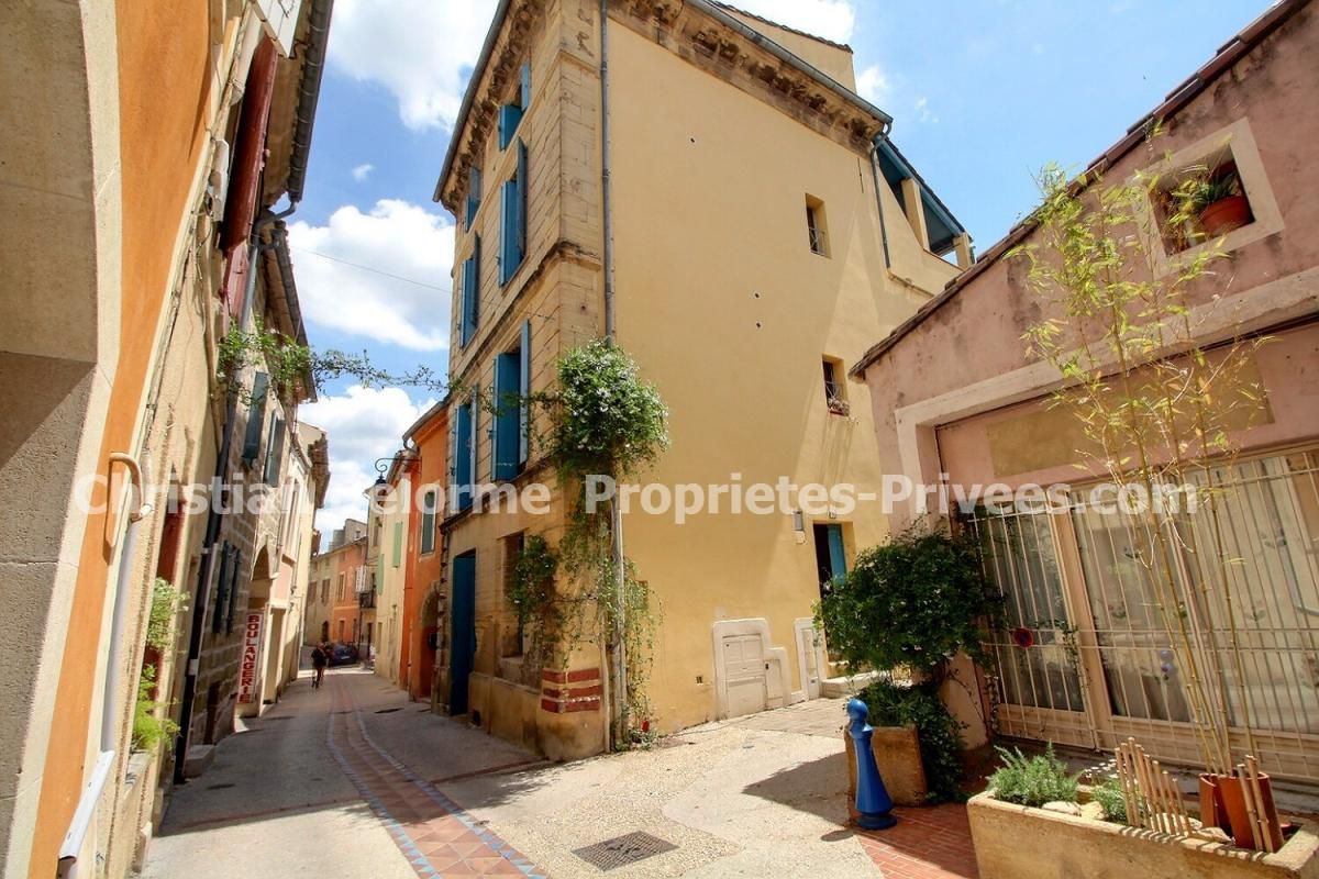 UZES : à 5 minutes dans le village de Saint-Quentin-la-Poterie, Maison rénovée, 2 grandes terrasses 54m2, 3 chambres, garage + local commercial