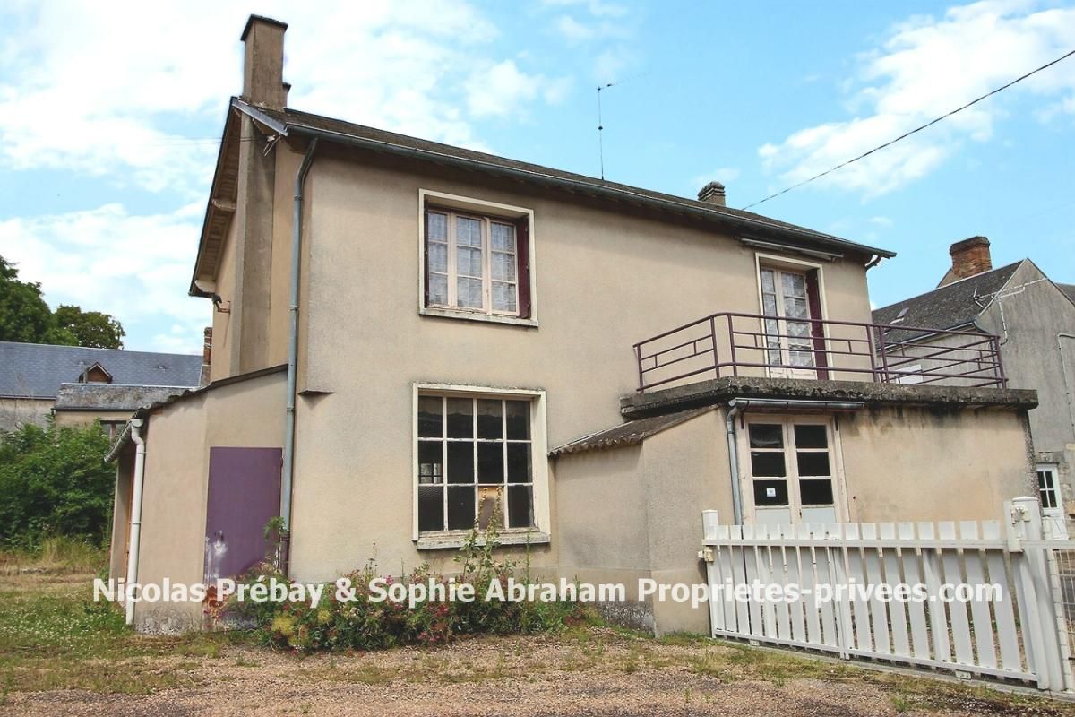 Maison en pierres de 3 pièces avec garage, dépendance et cour