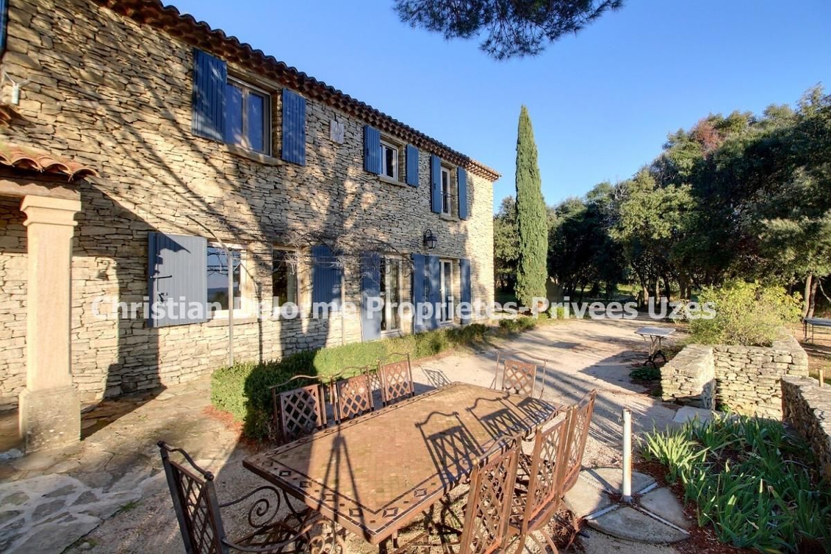 UZES VENTE A TERME LIBRE. 2 Mas communicants, 10 chambres, 2 piscines, 1 tennis, garage terrain de 30Ha