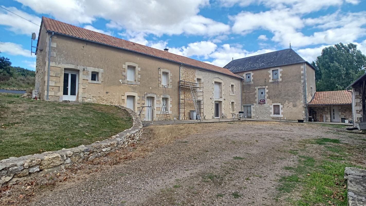 ARCHIGNY Archigny (86) Ensemble immobilier 360 m2 1