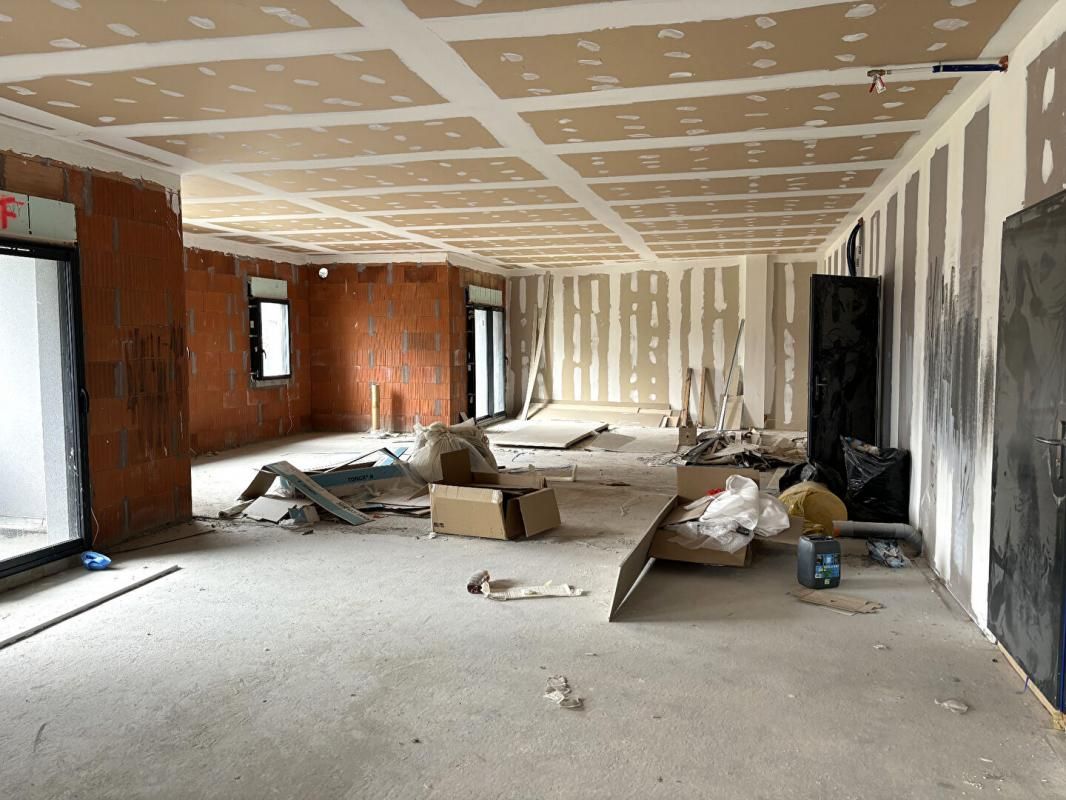 BONSON BONSON 42160 dans un bâtiment récent aux normes PMR plateau à aménager 71m² 2