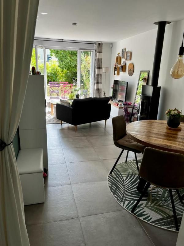 VOISINS LE BRETONNEUX - MAISON DE VILLE CLIMATISEE, 3 CHAMBRES , PARKING