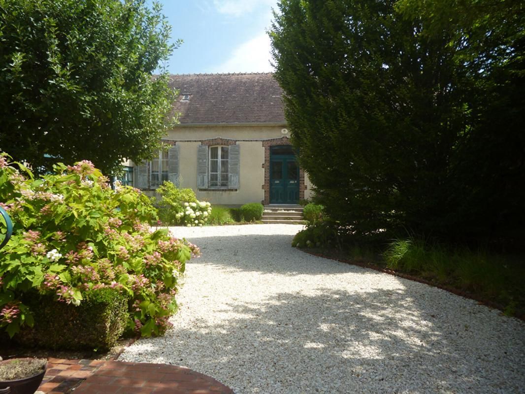 AUXERRE PROCHE , RARISSIME ! DEMEURE DE CHARME , 19 eme , en PIERRES , ENSOLEILLEE , 210 m² , + MAISON D'AMIS 90 m² , + JARDIN D'HIVER 30 m² , 1 , ECOLES , BOULANGERIE , BAR , TABAC à PIEDS , 10 MNS de LA GARE ( paris bercy ) , 10 mns MEDECINS , PHARMAC