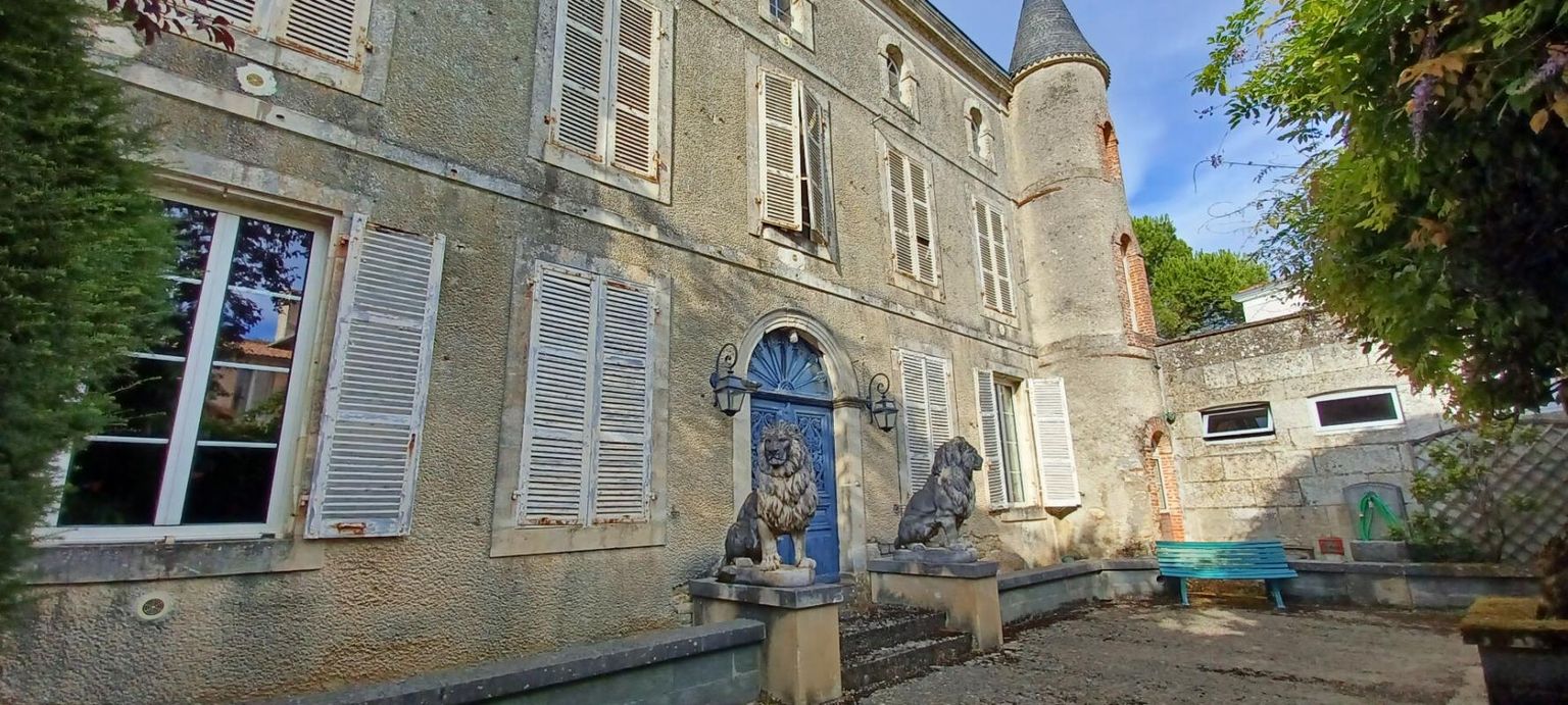 COULONGES-SUR-L'AUTIZE Maison de maître et ses dépendances  en centre ville 1