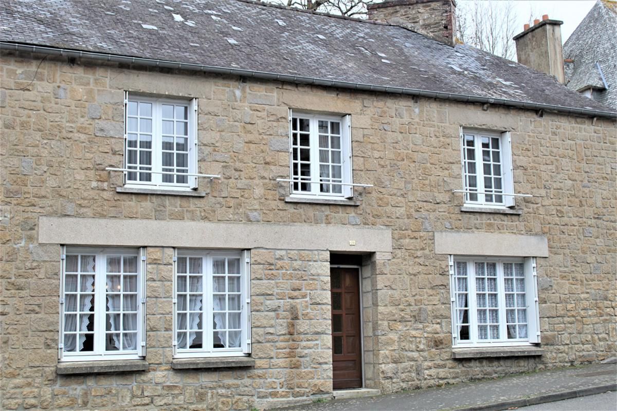 Côtes d'Armor 22150 Plouguenast. Maison en pierres, 4 chambres + Terrain constructible avec garage et abri de jardin