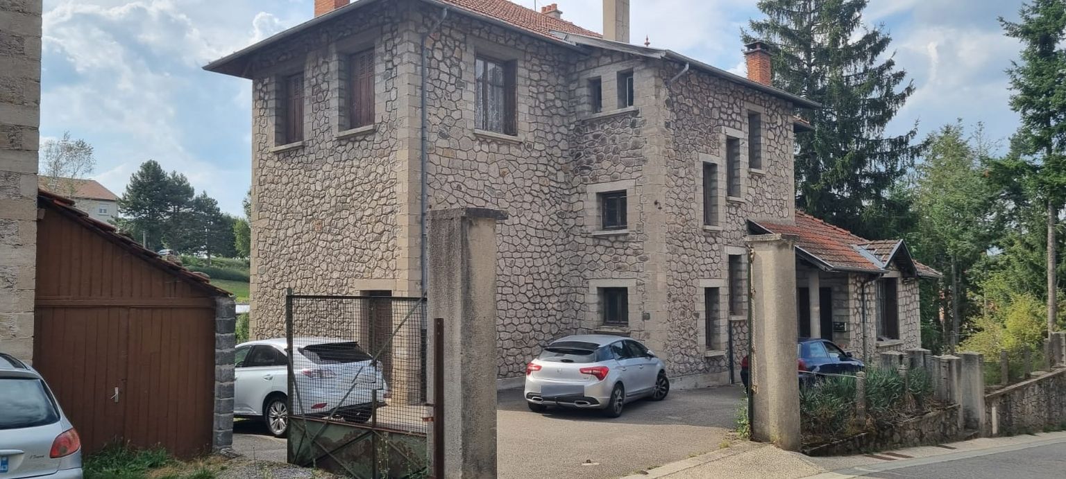 Saint Pal de Mons 43620 Idéal artisan ou investisseur possibilité découpe 4 logements plus 1000m² de terrain constructible