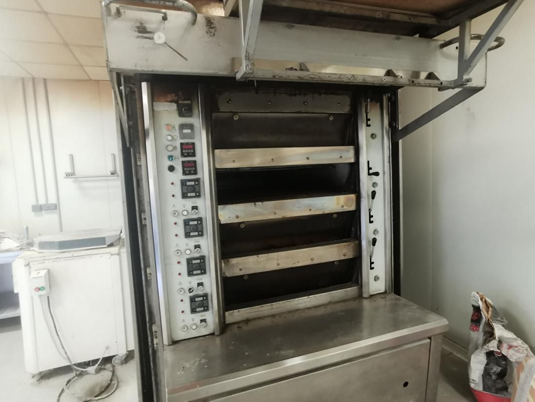 FONTENAY-LE-COMTE BOULANGERIE TOUTE EQUIPEE SURFACE 151 M², 12 METRES DE VITRINE 3