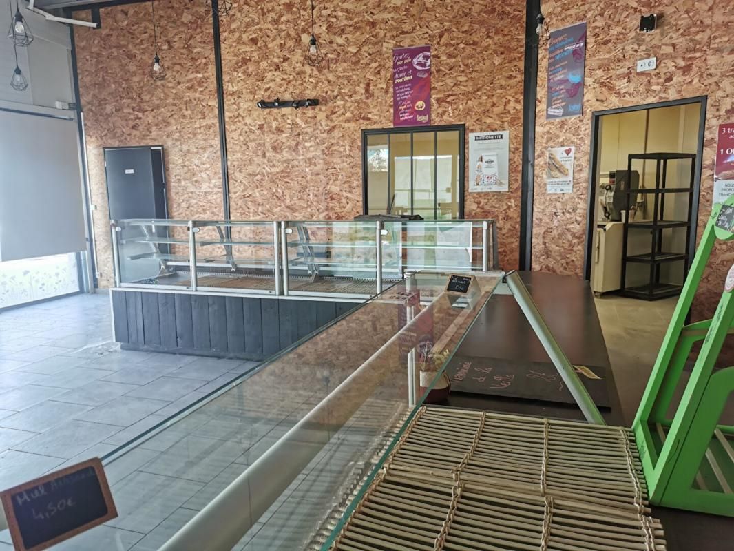 FONTENAY-LE-COMTE BOULANGERIE  TOUTE EQUIPEE SURFACE 151 M², 12 METRES DE VITRINE 4