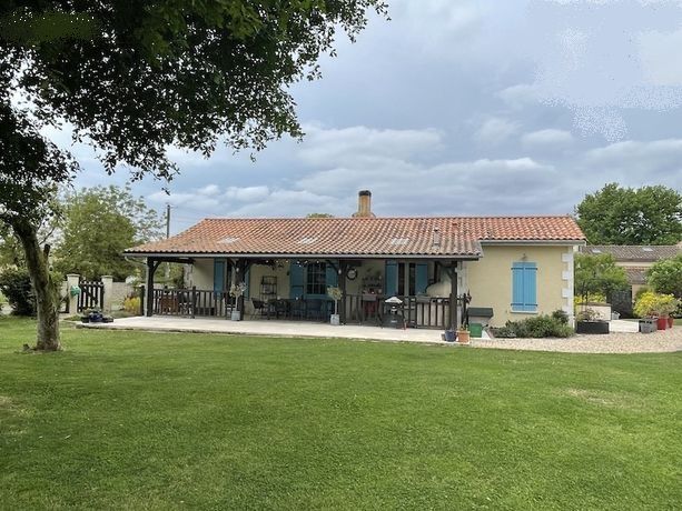 COUTRAS Maison de charme 2 chambres 125 m2 à la campagne avec jardin arboré et petit chalet -  La Roche-Chalais 1