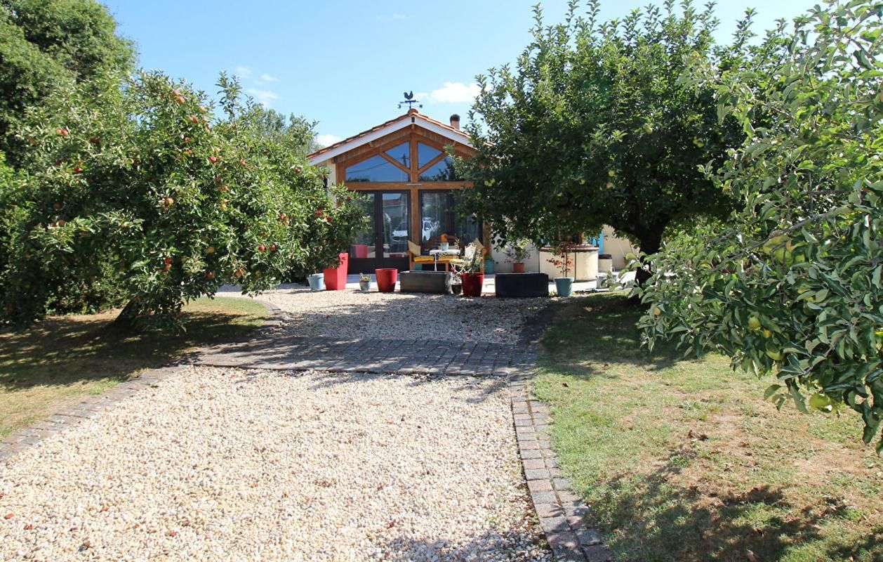 COUTRAS Maison de charme 2 chambres 125 m2 à la campagne avec jardin arboré et petit chalet -  La Roche-Chalais 2