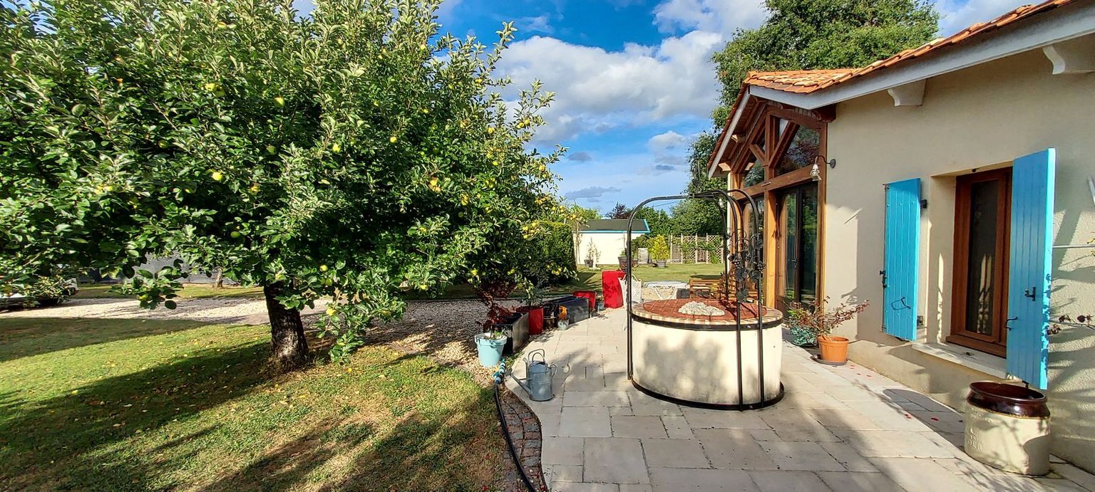 COUTRAS Maison de charme 2 chambres 125 m2 à la campagne avec jardin arboré et petit chalet -  La Roche-Chalais 3