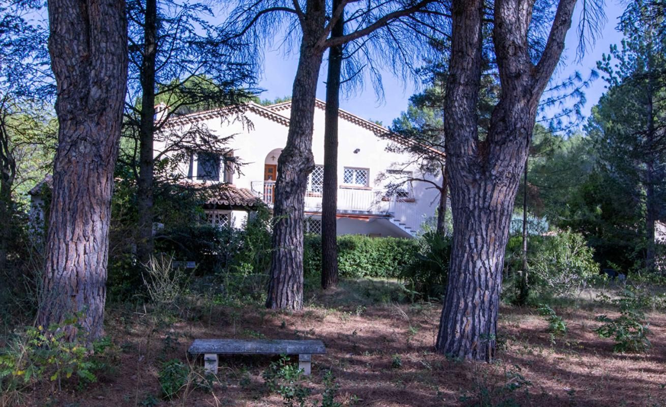 4000 m2 de terrain plat et arboré avec une maison  à Carpentras 7 pièce(s) 200 m2, 4 chambres