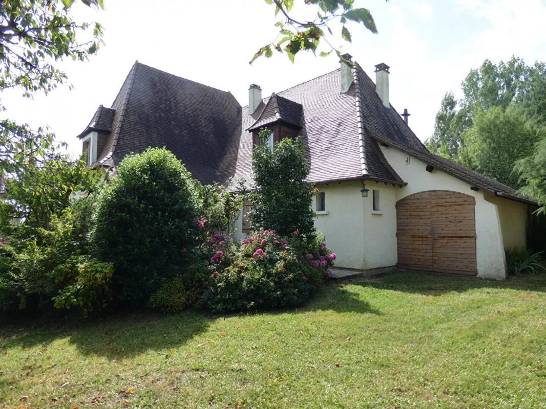 Maison Genis 5 chambres /182 m2 / garage/ terrain2265m²