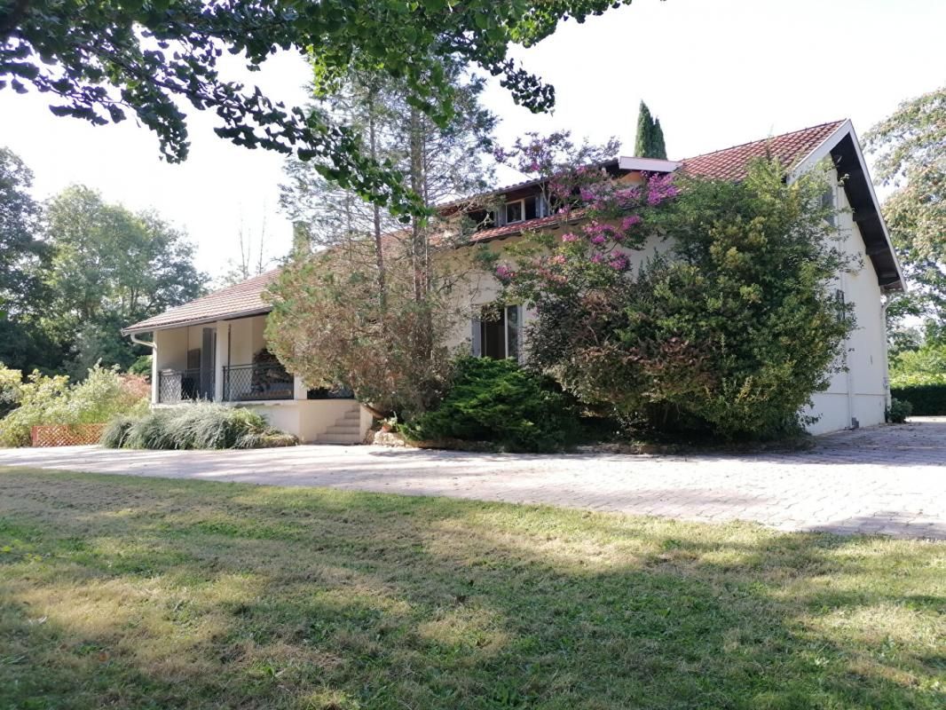 ROQUEFORT-SUR-GARONNE Maison T7 de 205 m2 avec 5 chambres sur terrain de 9313 m² 2