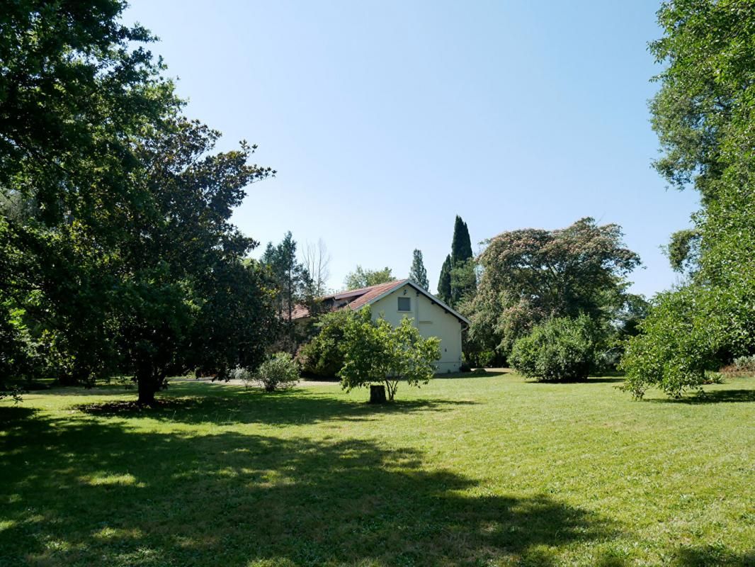 ROQUEFORT-SUR-GARONNE Maison T7 de 205 m2 avec 5 chambres sur terrain de 9313 m² 3