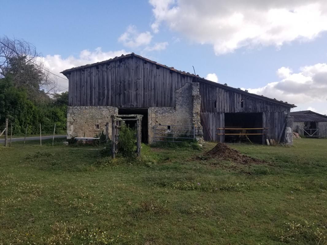 SAINT-LAURENT-MEDOC Ensemble de bâtis en Pierre d'environ 190 m² sur parcelle d'environ 670 m² 2