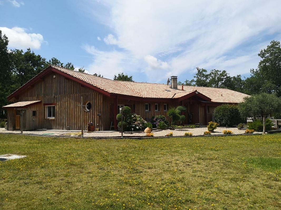 Propriété de 240m² entièrement rénovée sur 1.8 HA