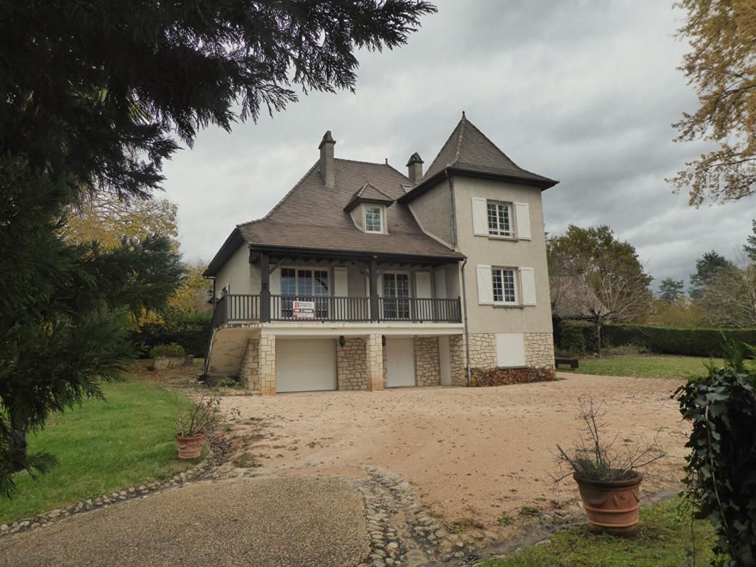 Maison  8 pièce(s) 176 m2 - grande maison familiale avec sous sol et beau jardin piscinable