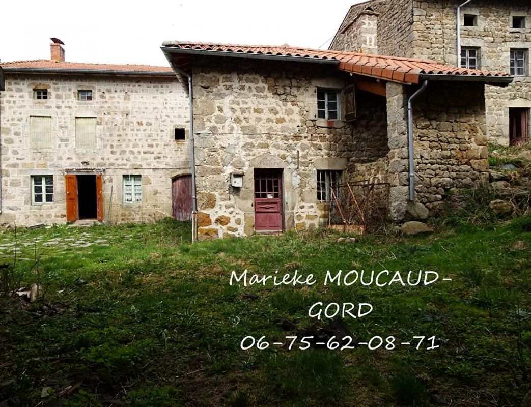 Ferme en pierre de 259 m² à rénover avec petit jardin et grande cour