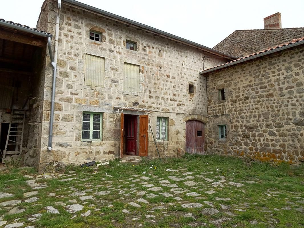 LA CHAPELLE-EN-LAFAYE Ferme en pierre de 259 m² à rénover avec petit jardin et grande cour 2