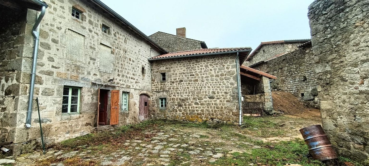 LA CHAPELLE-EN-LAFAYE Ferme en pierre de 259 m² à rénover avec petit jardin et grande cour 3