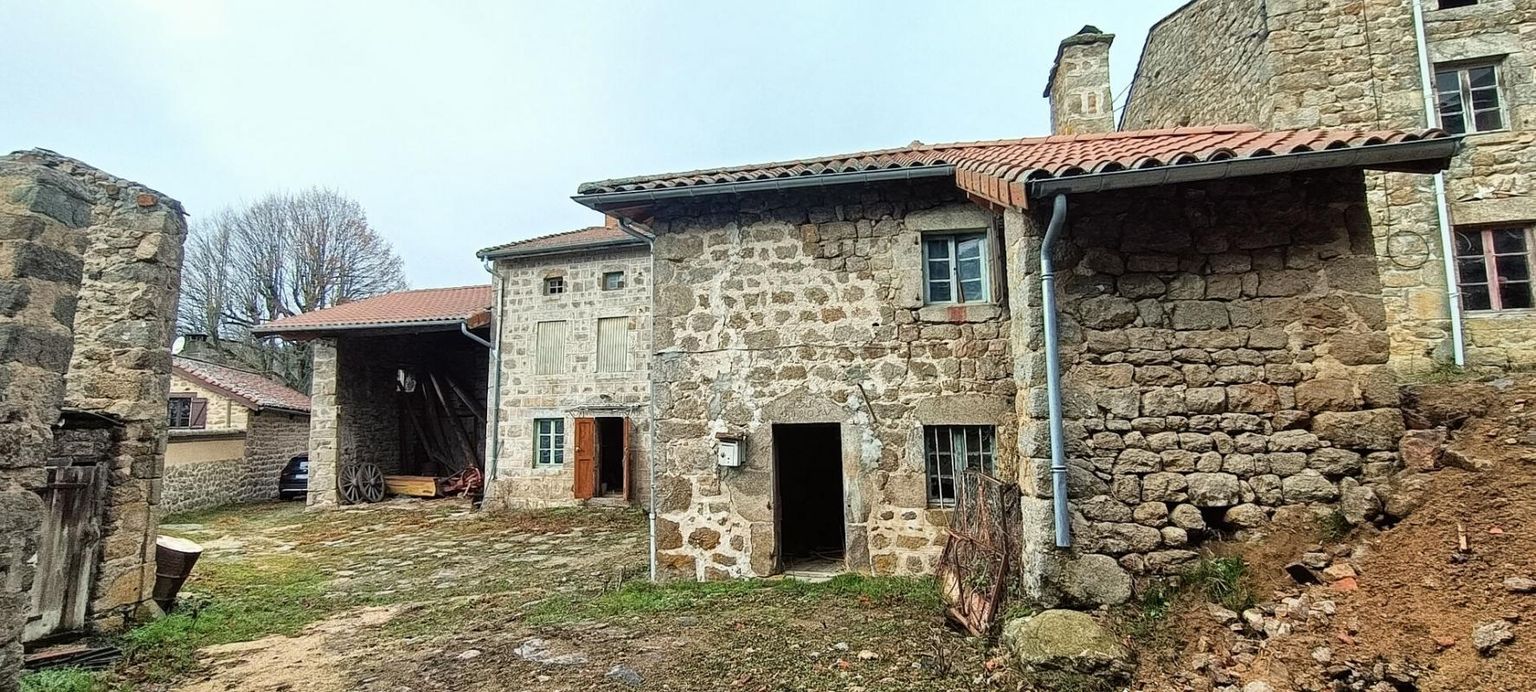 LA CHAPELLE-EN-LAFAYE Ferme en pierre de 259 m² à rénover avec petit jardin et grande cour 4