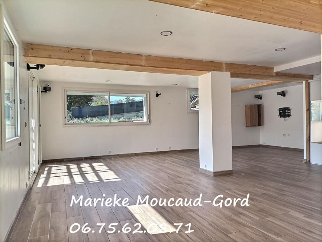 Maison individuelle entièrement rénovée 6 chambres 237 m², 1900m² de terrain clos