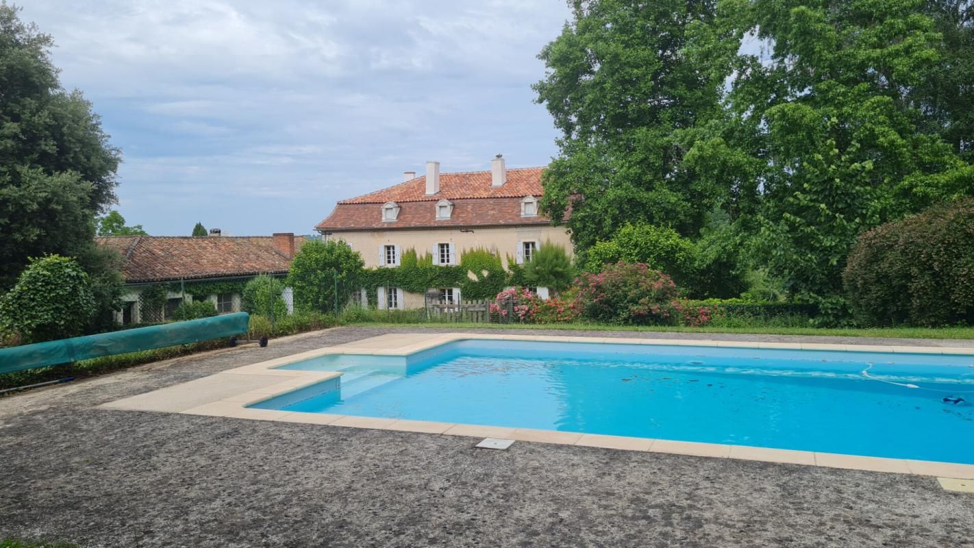 Propriété proche Neuvic 384 m² habitables dépendances et terrain bois et près 27 ha