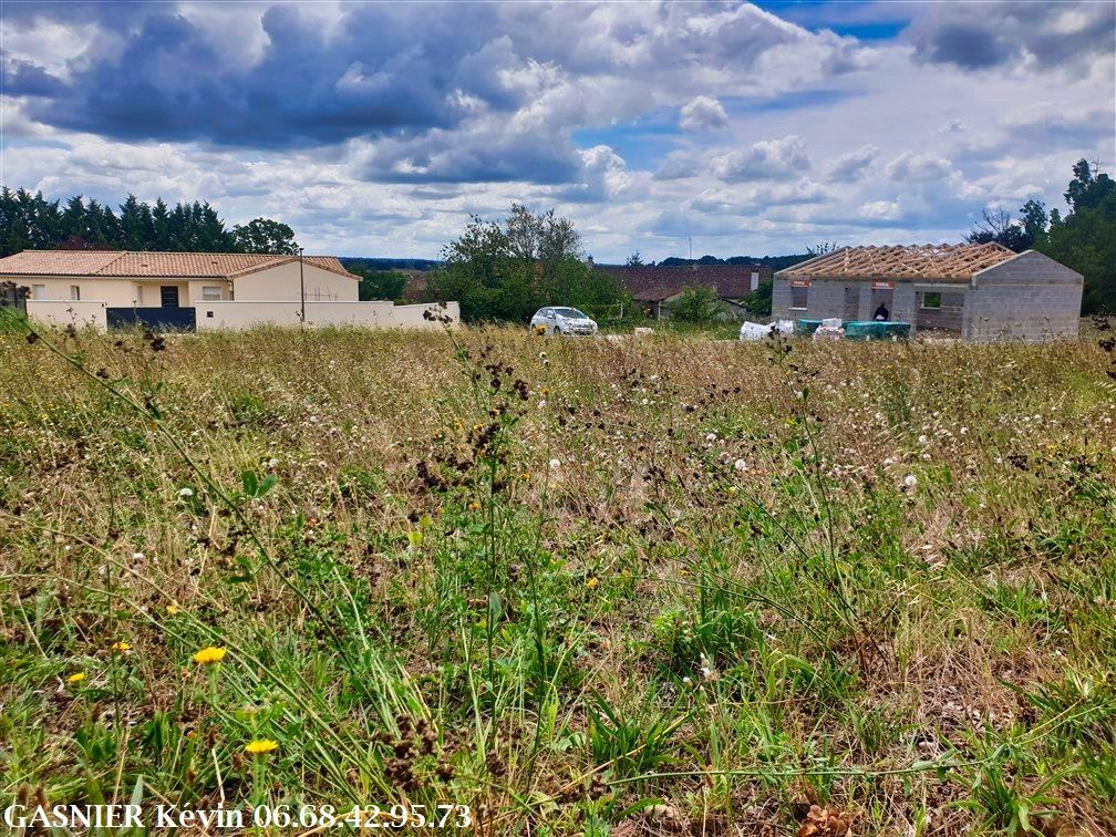 SIREUIL (16440) : Terrain constructible de 664m2