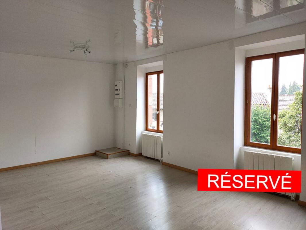 ST JUST EN CHEVALET  -  APPARTEMENT  T3