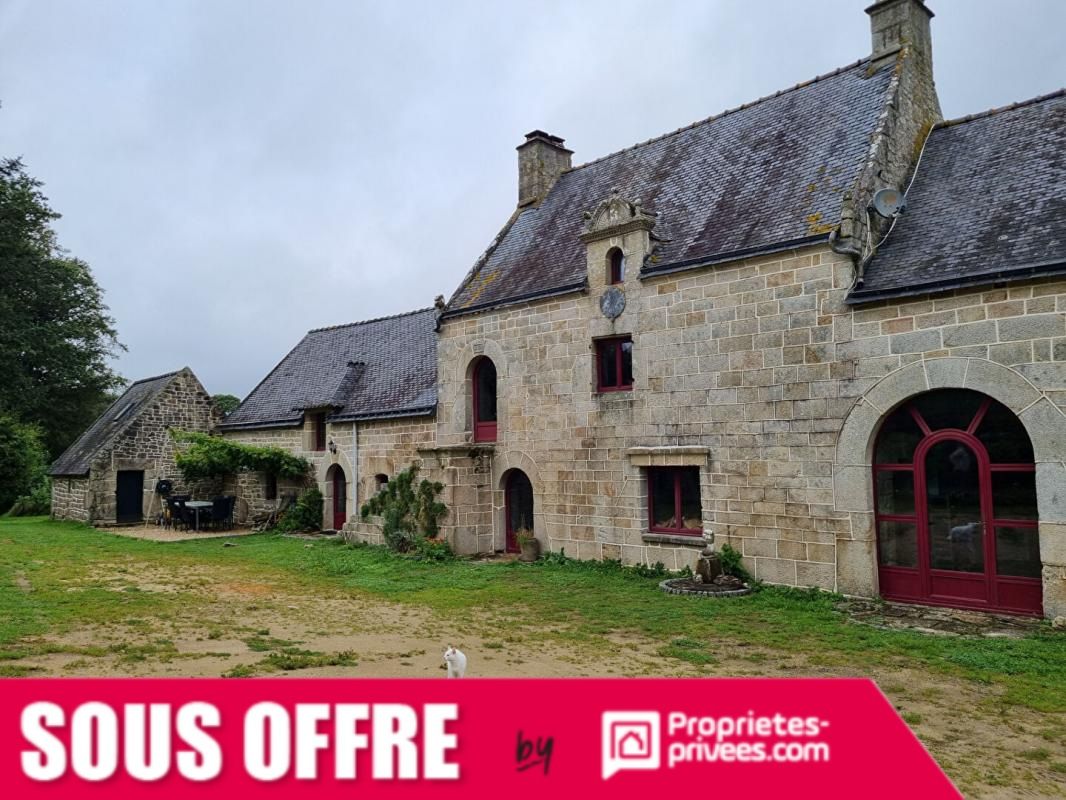 Un ensemble de maisons en pierre avec  69 318m² de terrain