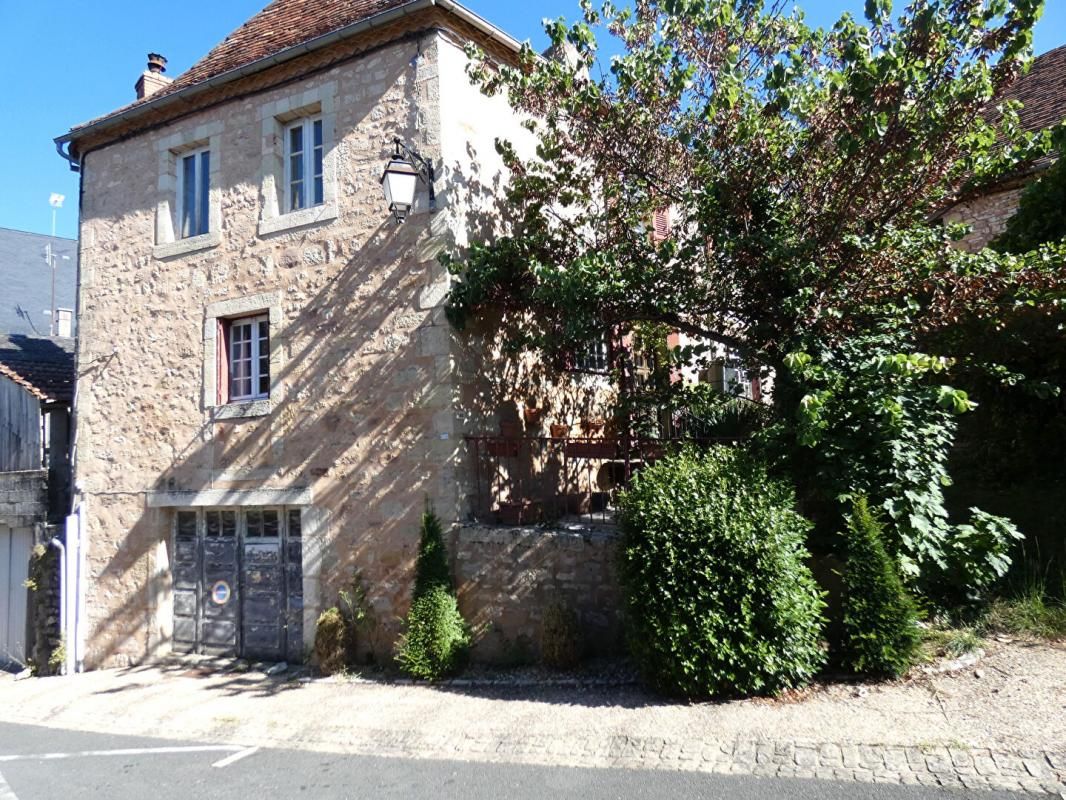 Maison Hautefort 98 m2 / 2 chambres / garage / courette