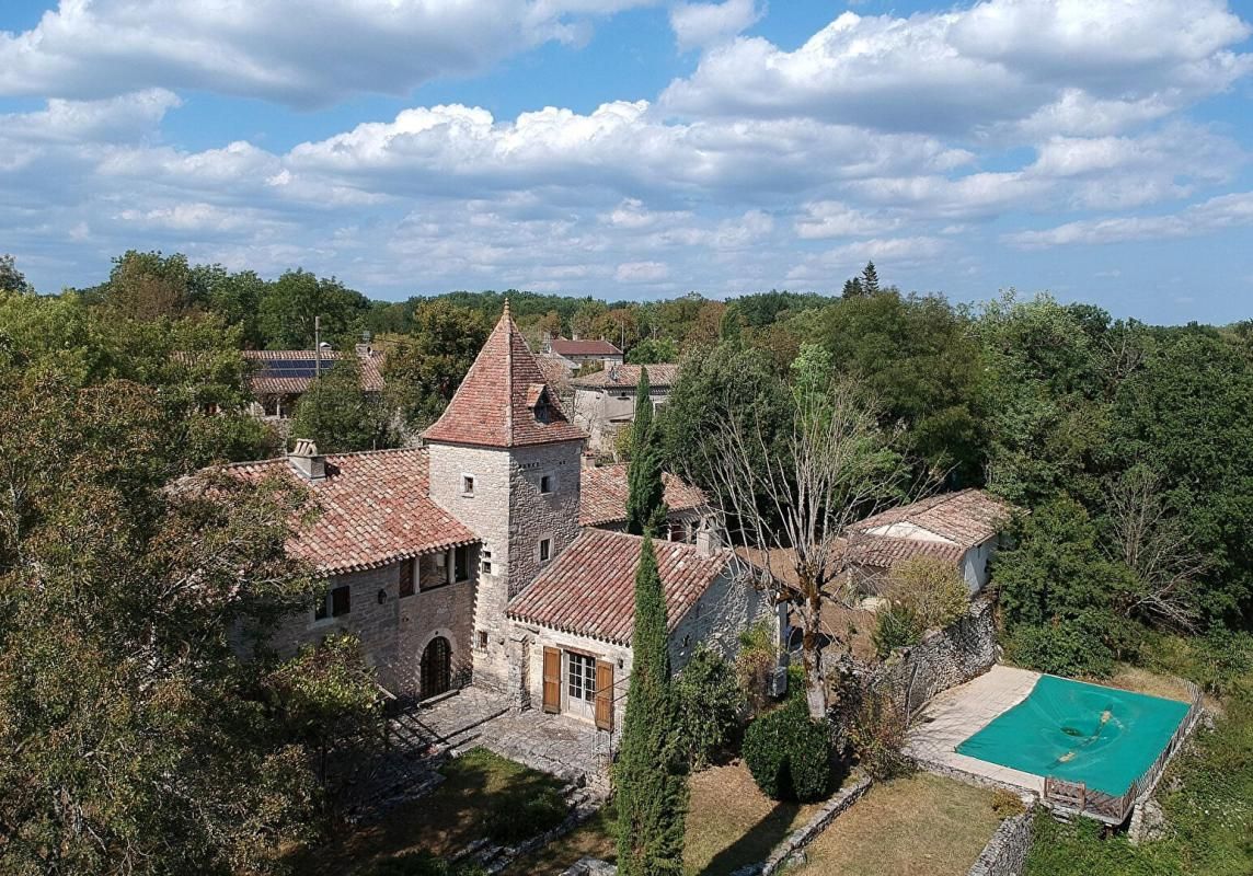 Maison de caractère du XVIIème avec gite et piscine