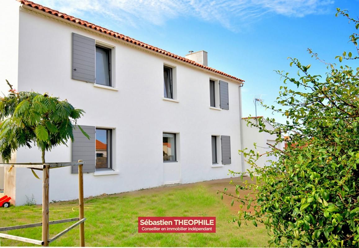 COMMEQUIERS Maison rénovée 6 pièce(s) 4 chambres 1