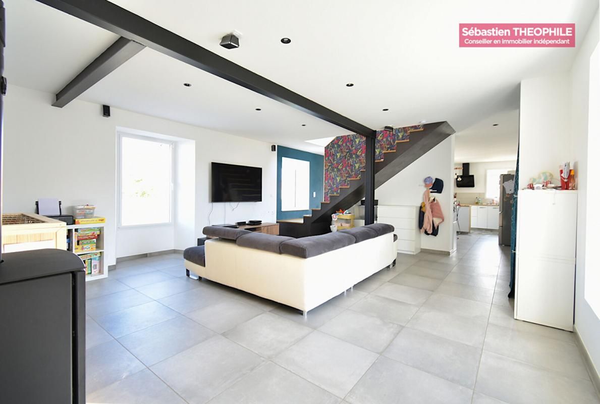 COMMEQUIERS Maison rénovée 6 pièce(s) 4 chambres 3