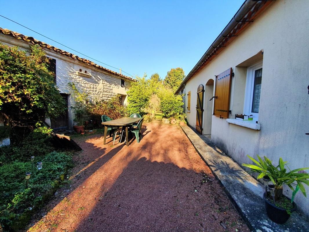 Maison en pierre - 7 pièces 160 m2 - Fouquebrune