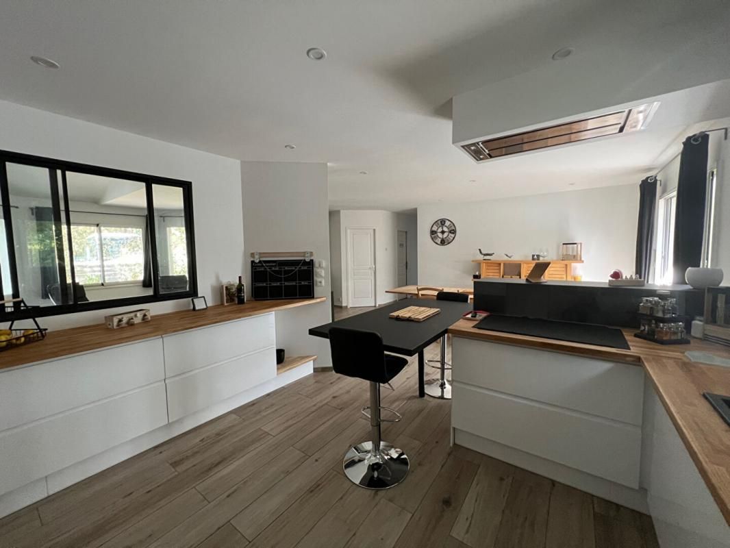 SALLES Maison Salles 8 pièces sur 1700m² de terrain avec piscine 4