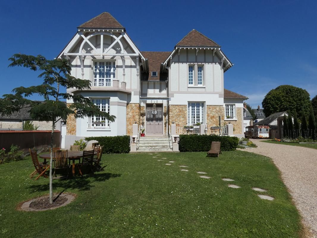 Maison coup de coeur (250 m²) + dépendances (250 m²)