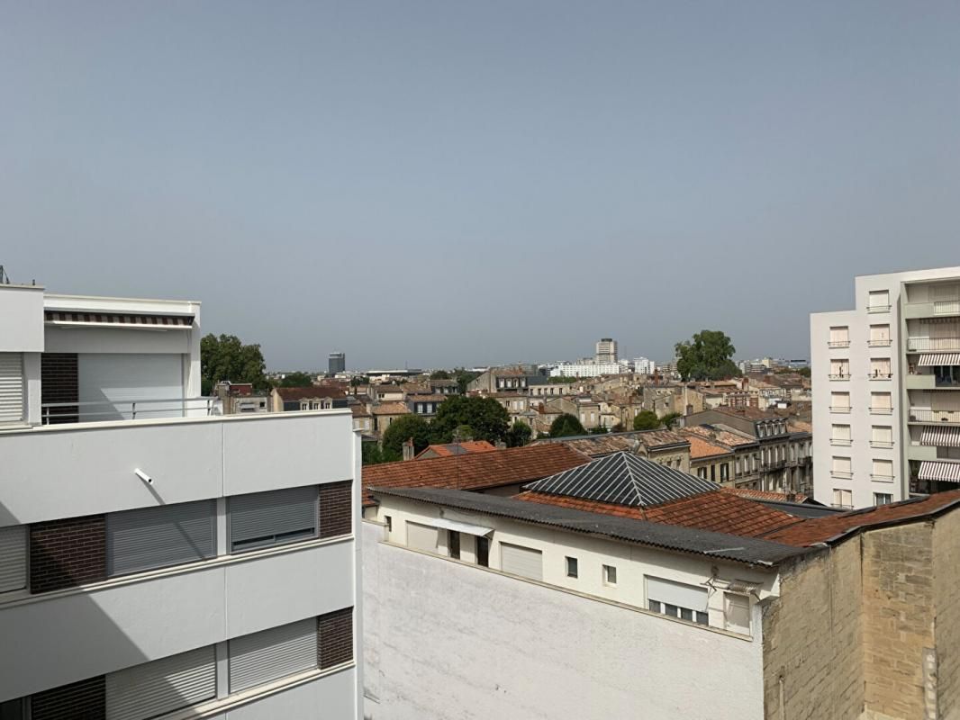 BORDEAUX ST GENES STUDIO MEUBLE AU DERNIER ETAGE IDEAL INVESTISSEUR