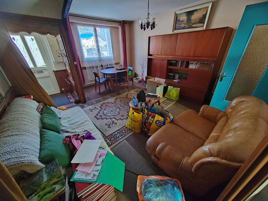 CHATEAUROUX Exclu : Maison Châteauroux à rénover, 2 chambres, cour à l'arrière, passage sur le coté 2