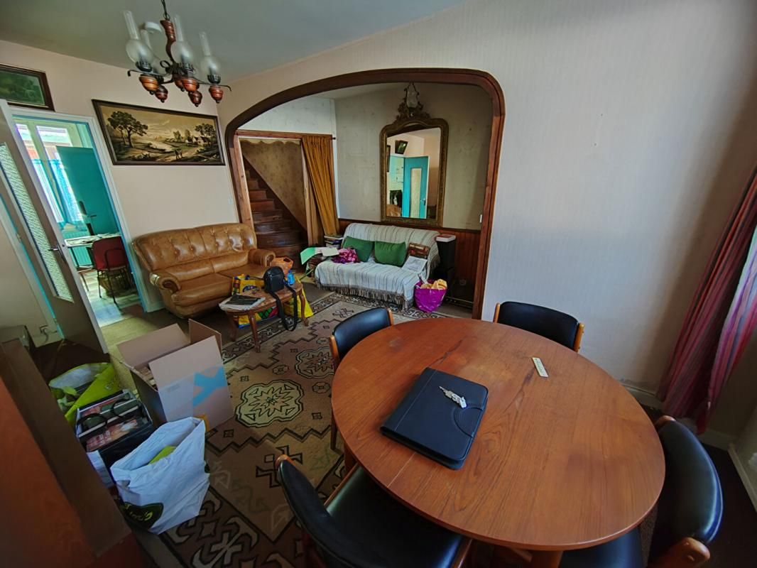 CHATEAUROUX Exclu : Maison Châteauroux à rénover, 2 chambres, cour à l'arrière, passage sur le coté 3