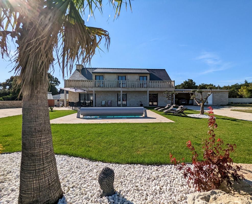 Villa en pierre, récente et atypique avec piscine